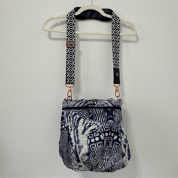 Lululemon | Wanderlust Diversity Bag 2015 | Winged Mosaic White Blue | NWOT - Picture 14 of 16
